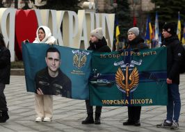 Участники мирной акции и фотовыставки «1000 дней плена» на Майдане Незалежности в Киеве
