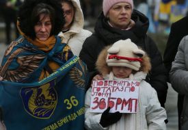 Девочка держит плакат с призывом вернуть папу из плена на Майдане Незалежности в Киеве.