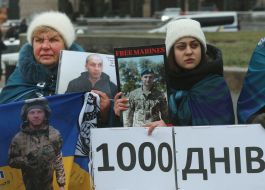 Участницы мирной акции и фотовыставки «1000 дней плена» на Майдане Незалежности в Киеве