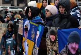 Участники мирной акции и фотовыставки «1000 дней плена» на Майдане Незалежности в Киеве