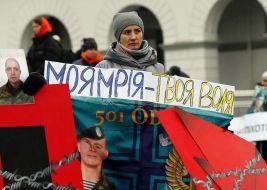 Женщина держит плакат с надписью "Моя мечта – твоя воля" на Майдане Незалежности в Киеве.