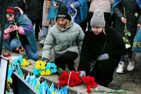 Женщины кладут цветы у народного мемориала национальной памяти на Майдане Незалежности в Киеве