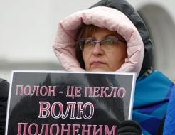 Участница мирной акции и фотовыставки «1000 дней плена» на Майдане Незалежности в Киеве