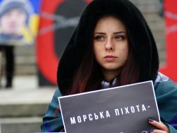 Участница мирной акции и фотовыставки «1000 дней плена» на Майдане Незалежности в Киеве