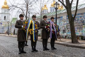 Honor guard at the Wall of Remembrance of the fallen defenders of Ukraine