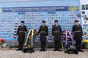 Honor guard at the Wall of Remembrance of the fallen defenders of Ukraine