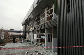 Последствия удара баллистики возле станции метро "Лукьяновская" в центральном районе Киева