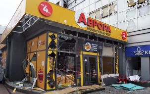 Последствия удара баллистики возле станции метро "Лукьяновская" в центральном районе Киева