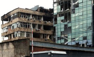Последствия удара баллистики возле станции метро "Лукьяновская" в центральном районе Киева