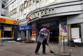 Последствия удара баллистики возле станции метро "Лукьяновская" в центральном районе Киева