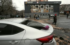Последствия удара баллистики возле станции метро "Лукьяновская" в центральном районе Киева