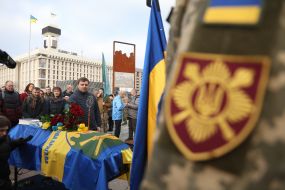 Церемония прощания с воином и телеоператором Русланом Ганущаком на Майдане Незалежности в Киеве