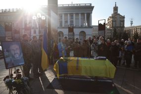 Церемония прощания с воином и телеоператором Русланом Ганущаком на Майдане Незалежности в Киеве