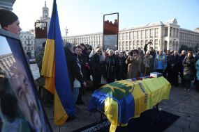 Церемония прощания с воином и телеоператором Русланом Ганущаком на Майдане Незалежности в Киеве