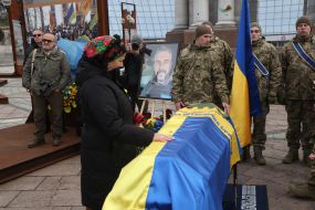 Церемония прощания с воином и телеоператором Русланом Ганущаком на Майдане Незалежности в Киеве