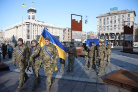 Церемония прощания с воином и телеоператором Русланом Ганущаком на Майдане Незалежности в Киеве