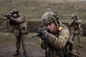 Soldiers train to shoot machine guns