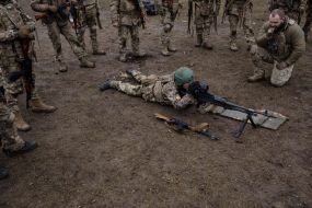 Soldiers train to shoot machine guns
