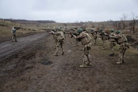 Soldiers train to shoot machine guns