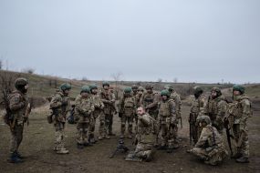 Soldiers train to shoot machine guns