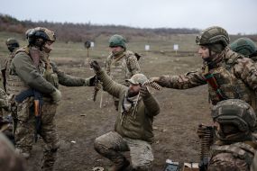 Soldiers train to shoot machine guns