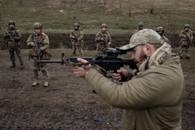Soldiers train to shoot machine guns