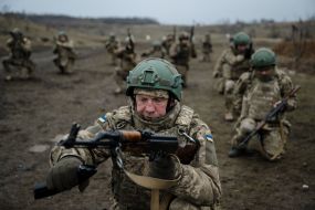Soldiers train to shoot machine guns