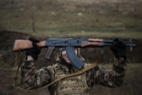 Soldiers train to shoot machine guns