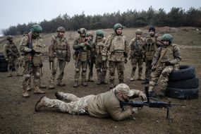Soldiers train to shoot machine guns