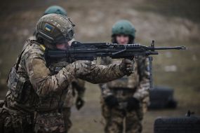 Soldiers train to shoot machine guns