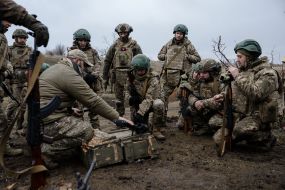 Soldiers train to shoot machine guns