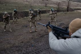 Soldiers train to shoot machine guns