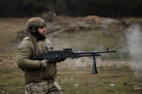 Soldiers train to shoot machine guns