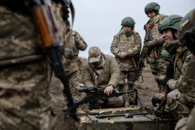 Soldiers train to shoot machine guns