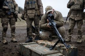 Soldiers train to shoot machine guns