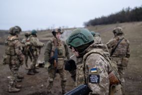 Soldiers train to shoot machine guns