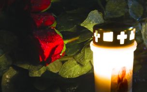 A bouquet of roses and a lit lamp