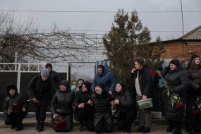 Люди прощаются с военнослужащим Александром Росторгуевым