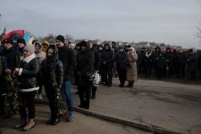 Люди прощаются с военнослужащим Александром Росторгуевым