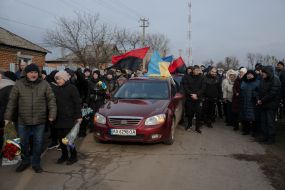 Люди прощаются с военнослужащим Александром Росторгуевым
