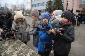 Дети рассматривают дроны