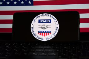 Емблема Агентства США з міжнародного розвитку (USAID) на екрані мобільного телефону