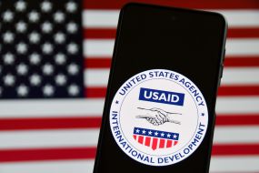 Емблема Агентства США з міжнародного розвитку (USAID) на екрані мобільного телефону