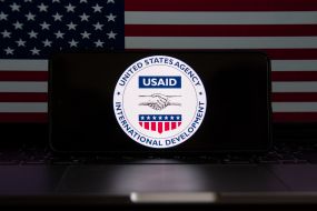 Емблема Агентства США з міжнародного розвитку (USAID) на екрані мобільного телефону