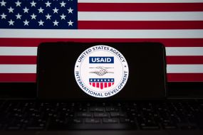 Емблема Агентства США з міжнародного розвитку (USAID) на екрані мобільного телефону