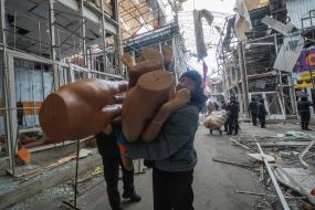 Последствия удара российского дрона по рынку "Барабашово" в Харькове