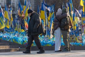 Прохожие у мемориала "Газон национальной памяти" на Майдане Незалежности