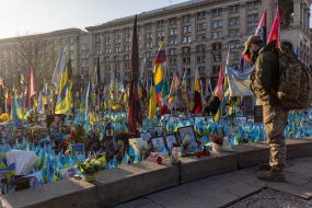 Военнослужащий у мемориала "Газон национальной памяти" на Майдане Незалежности