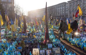 Военнослужащий у мемориала "Газон национальной памяти" на Майдане Незалежности