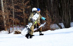 Veterans training on adaptive skiing